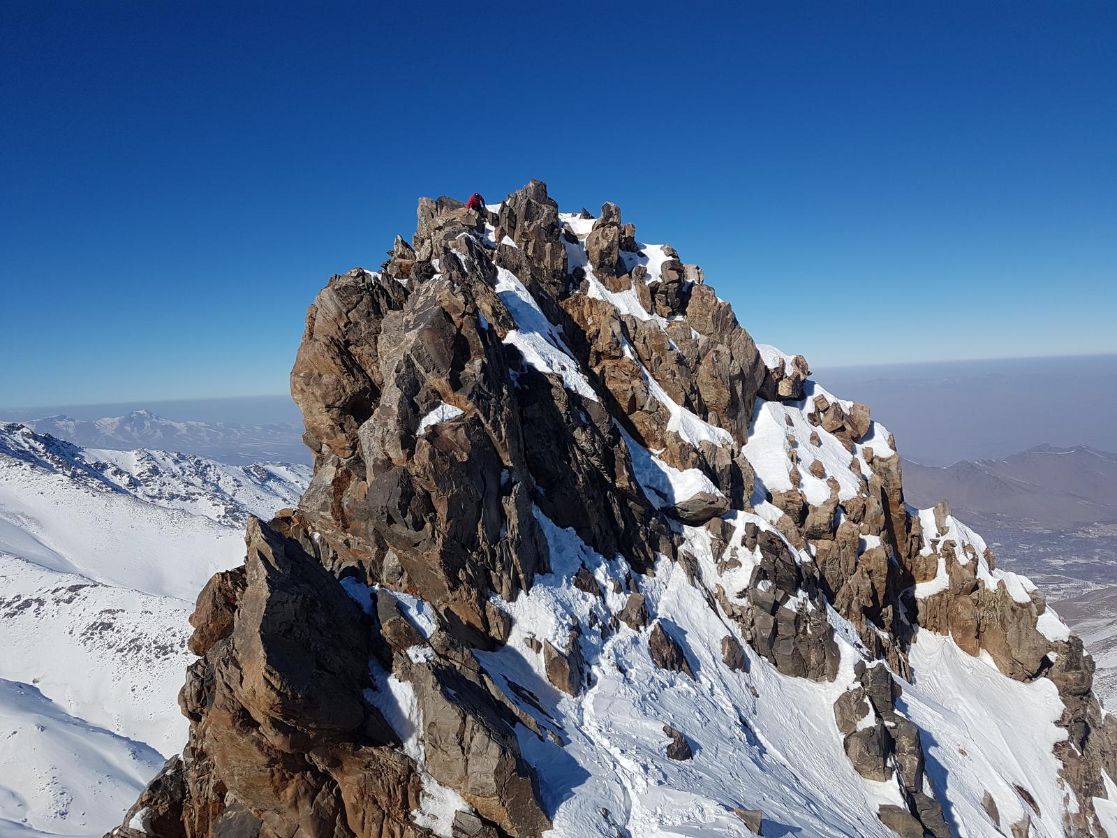 کوه‌ها احترام خلبانان را می‌طلبند