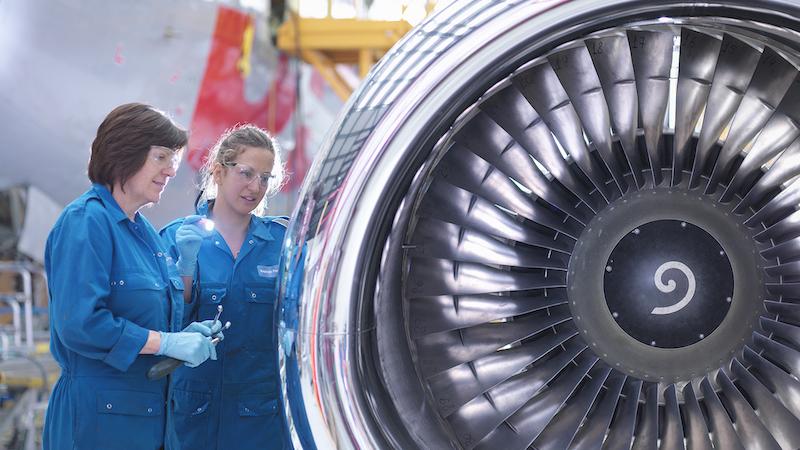 Women at work inspecting engine 800x450 1 - راهکارهای افزایش حضور زنان در صنعت هوانوردی